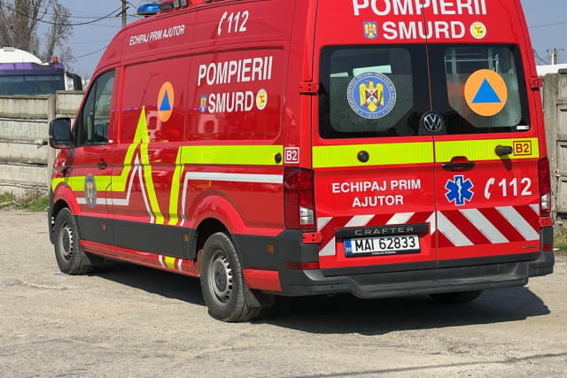 Femeie rănită după ce mașina în care se afla a luat foc în comuna Păcureți