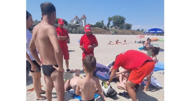 Salvamarii din Eforie au intervenit rapid pentru un turist francez de 71 de ani care s-a simțit rău pe plajă