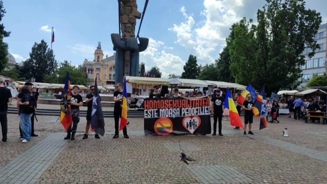 Cluj-Napoca: Protest anti-LGBTQ cu icoane ortodoxe și steaguri tricolore în Piața Avram Iancu