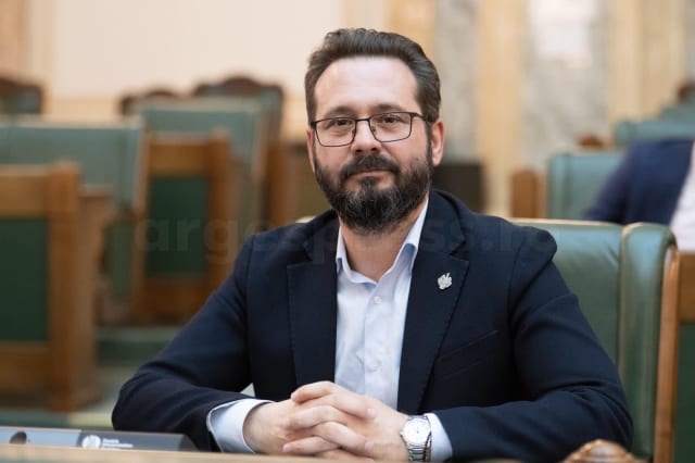 Mihai Coteț în conferință, discurs politic, sala de evenimente
