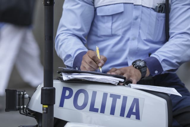 Cinci persoane, inclusiv un polițist, arestate pentru jafuri în Timișoara