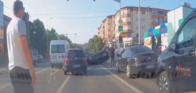 Bacău: Un copil de 2 ani a fost salvat de jandarmi dintr-o mașină răsturnată