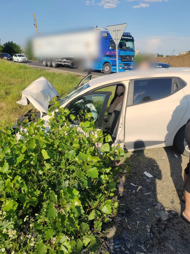 Trei persoane au ajuns la spital, după un accident rutier aproape de Timișoara