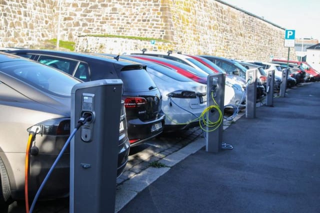 UE afirmă că vânzările spectaculoase de mașini electrice au avut un efect neașteptat