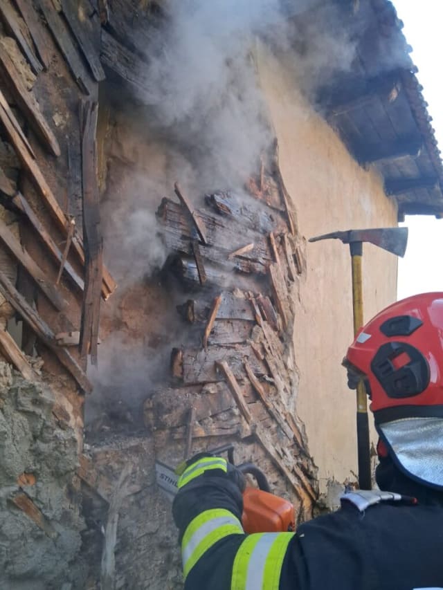 Incendiu la o casă din comuna Oituz: pompierii oneșteni au intervenit de urgență