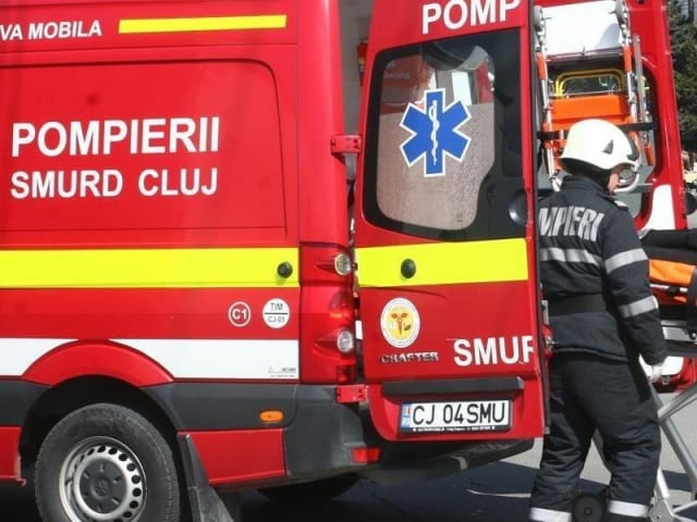 Un accident rutier în Cluj: trei persoane au primit îngrijiri medicale după coliziunea dintre un TIR și un autoturism