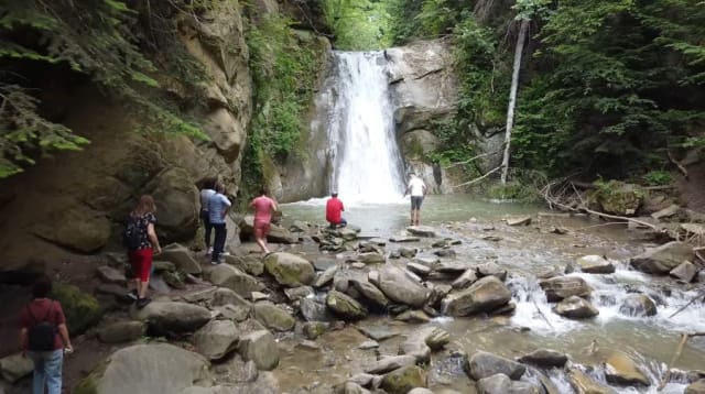 Cascadele din munți devin refugiu pentru sute de turiști în zilele toride
