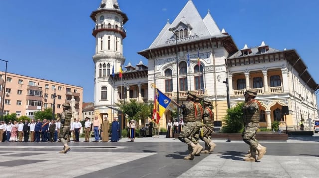 Drapelul României, ridicat pe catarg în Piața Dacia din Buzău de Ziua Drapelului Național