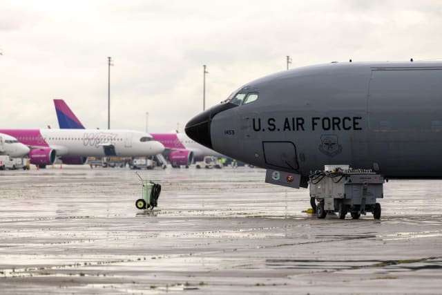 Șeful NATO afirmă că Bucureștiul și-a redus zborurile comerciale pentru a face loc avioanelor militare americane