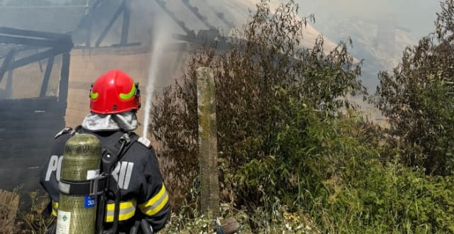 Pompierii din Cluj intervin pentru stingerea unui incendiu violent care a cuprins două locuințe