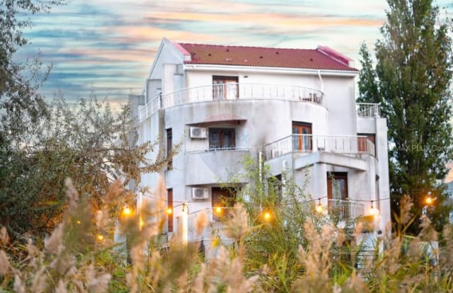 Nici după un an, hotelul boutique El Locanda din Mamaia revine la vânzare cu preț redus