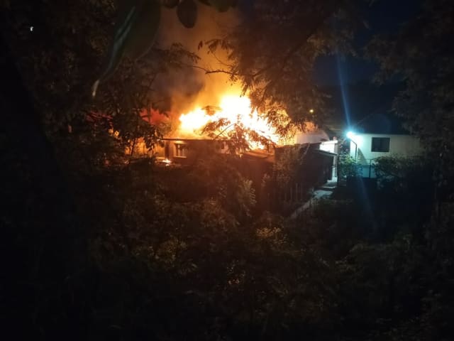 Un incendiu într-o gospodărie din Turda: acoperișul a fost distrus de flăcări