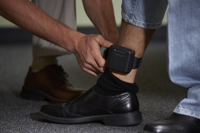 Brașovean de 54 de ani, arestat preventiv după ce și-a distrus brățara electronică și a încălcat ordinul de protecție