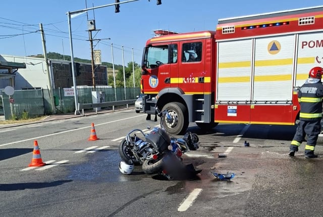Două persoane au fost transportate la spital după accident între motocicletă și mașină la Jucu