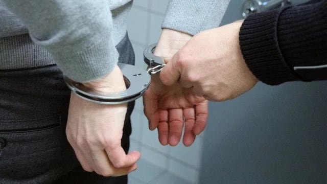 Brașovean arestat după ce și-a bătut și sechestrat partenera
