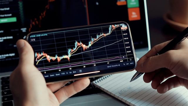 Bursa de la Bucureşti atinge un nou maxim istoric la început de săptămână, cu acţiuni MedLife schimbând acționarii într-o tranzacție de 54 mil. lei