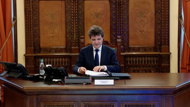 Nicușor Dan amână desemnarea premierului, pregătind un interimat cu Bolojan până în toamnă