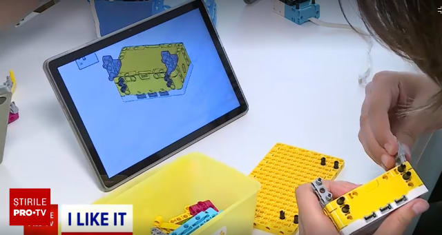 Elevii de gimnaziu învață programare C++ și robotică, devin pasionați de tehnologie