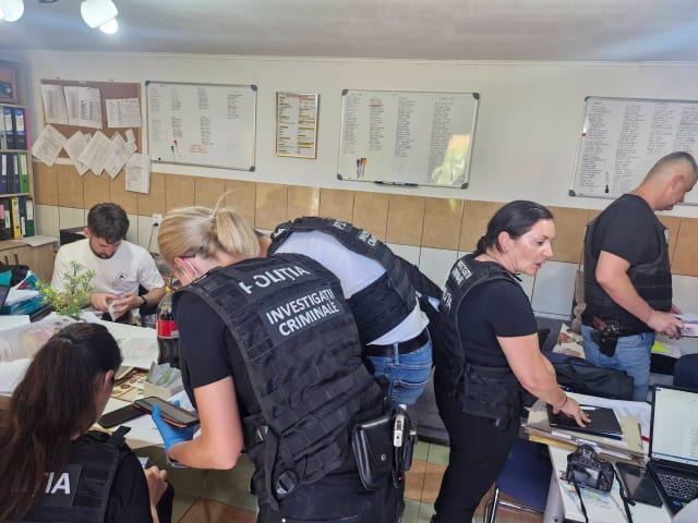 Polițiștii și DIICOT au făcut zeci de percheziții într-un dosar de exploatare a persoanelor vulnerabile din Bihor