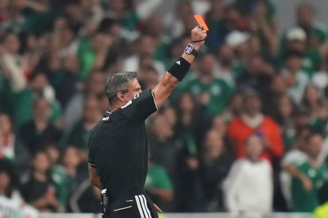 Arbitrul a acordat direct cartonaș roșu în Mexic - Ecuador 2-0, încălcând regula FIFA