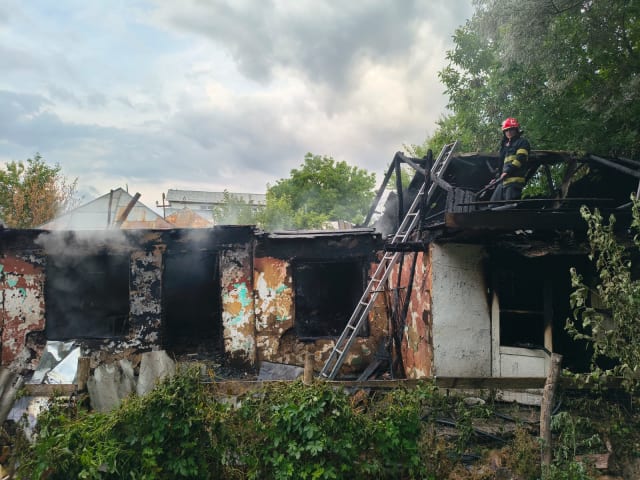 Pompieri stingând incendiu la Malu Alb, Galați