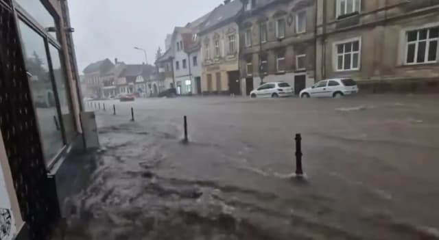 Furtuna devastatoare din Brașov a provocat inundații, copaci căzuți și mașini blocate în șuvoaie