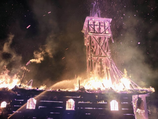 O biserică veche de peste 300 de ani din Maramureș, distrusă de un incendiu puternic