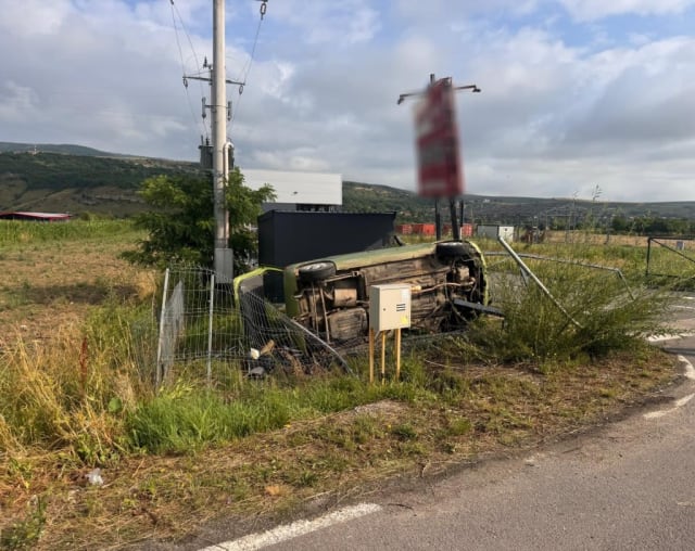 Un șofer beat s-a răsturnat cu mașina pe DN75 în Cluj, în care a fost rănit o femeie de 77 de ani