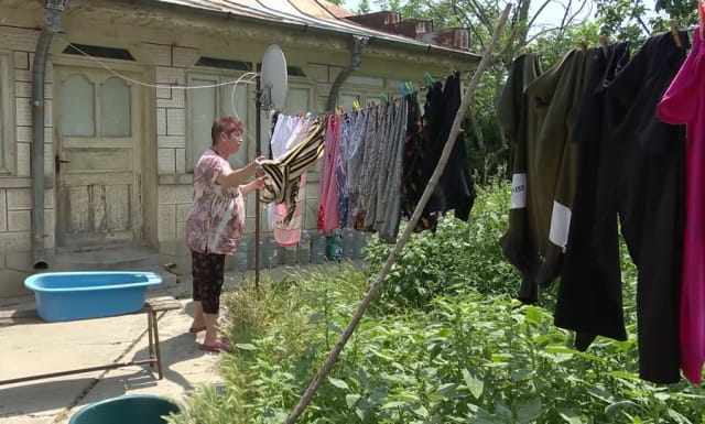 Locuitorii din Boboc se confruntă cu miros de fecale din cauza canalizării defecte