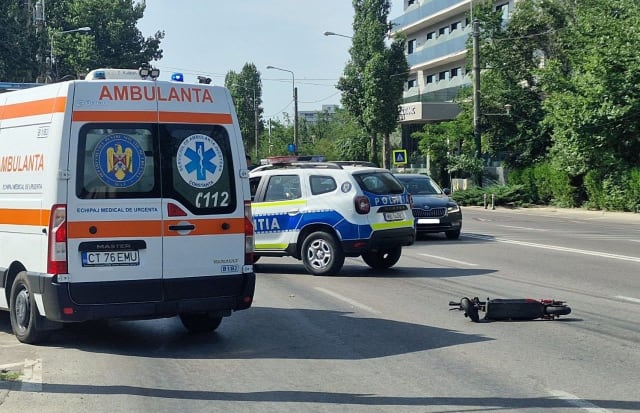 O adolescentă de 16 ani a căzut cu trotineta electrică în Constanța, rănită, fără cască