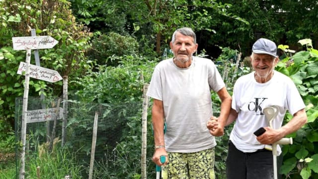 Doi bărbați de 70 de ani și-au înființat grădini la Centrul pentru Persoane Vârstnice Odăi