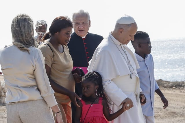 Papa Leon cere Europei să sprijine mai mult migranții pe insula simbol al tragediilor din Mediterană