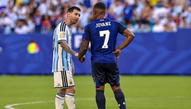 Lionel Messi reacționează cu umor după ce jucătorii Capului Verde au făcut coadă pentru poze: „Pe teren m-au cotonogit”