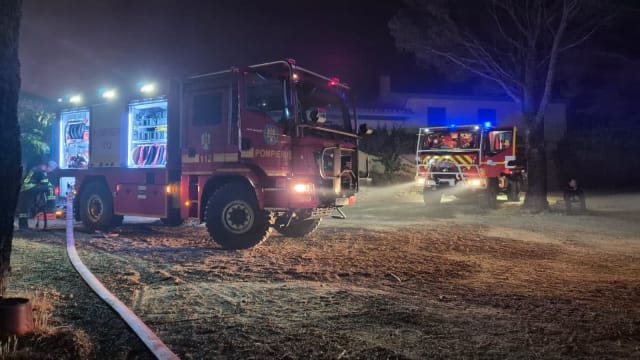 Pompierii români continuă intervențiile în Franța pentru stingerea incendiilor de vegetație