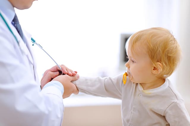 Peste 5.900 de părinți din Cluj au sunat la linia ALOPEDI pentru sfaturi medicale, cele mai frecvente simptome în creștere