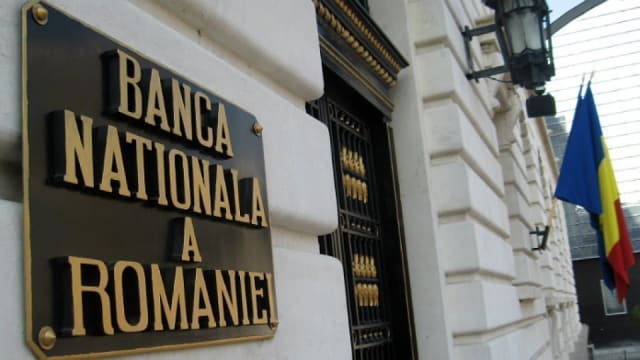 Leul s-a depreciat față de euro și dolar în raport cu moneda europeană