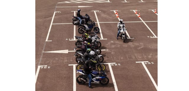 Curs de conducere defensivă pentru motocicliști la Constanța: parcarea Secției 4 Poliție devine poligon de antrenament