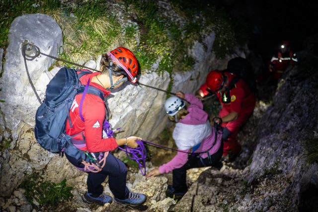 Trei turiști polonezi au fost salvați noaptea pe creasta Pietrei Craiului, fără echipament adecvat