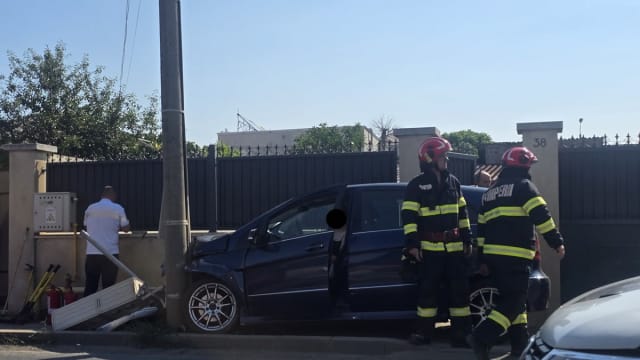 O tânără a intrat cu mașina în stâlp pe DN39 în Eforie Nord