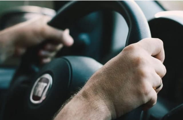 O firmă de ride-sharing din București primește amendă record de 1,2 milioane de lei pentru muncă nedeclarată
