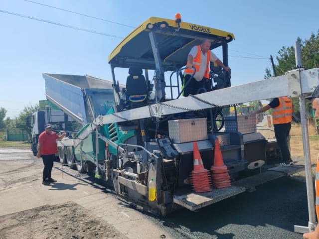 Drumuri Județene Constanța a început asfaltarea în localitatea Poiana