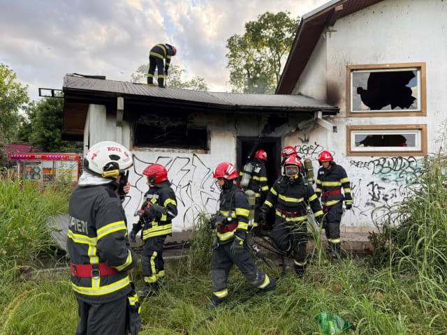Pompierii din Tulcea au lichidat un incendiu la o clădire dezafectată