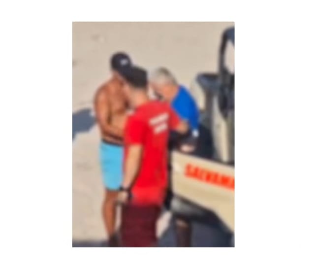 Salvamarii au intervenit rapid pe plaja din Eforie: un turist de 64 de ani s-a dislocat la cot în timp ce se juca cu nepoata