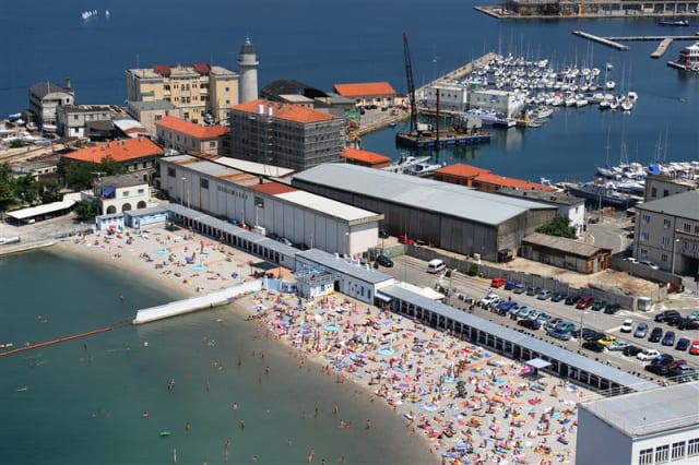 O plajă din Italia păstrează tradiția de peste 120 de ani: bărbații și femeile sunt despărțiți de un zid de beton