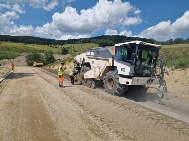 Lucrările pe DJ 104D Şoarş - Bărcut din Sibiu sunt la jumătatea proiectului