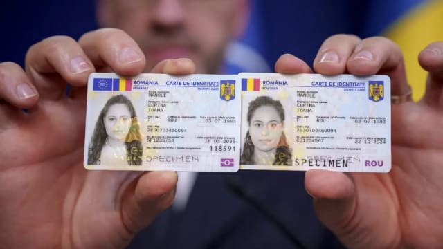 Cetățeni solicitând buletine electronice de identitate la ghișeu