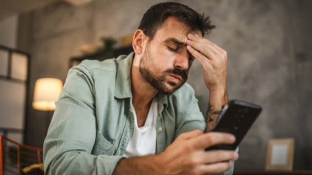 Escrocii trimit SMS-uri cu amenzi rutiere false! Șoferii riscă să rămână fără bani după un click pe link