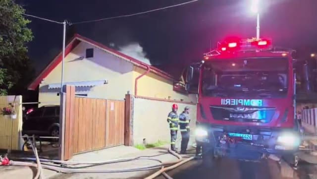 Incendiu puternic la o locuință din Buzău, pompierii au limitat extinderea flăcărilor