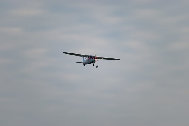 Pilotul unei școli de aviație a sărit din avion în zbor, care a lăsat eleva singură