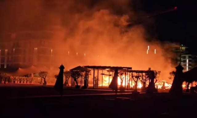 Un incendiu violent în Mamaia: Două beach-baruri au fost distruse de flăcări în noaptea trecută